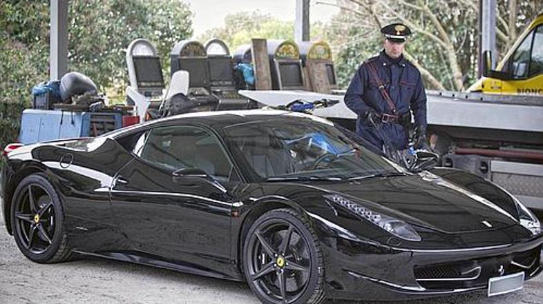 Črni lepotec ne prav posebej obzirnega lastnika. (Foto: Italijanski karabinjerji