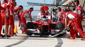 fernando alonso ferrari boks 