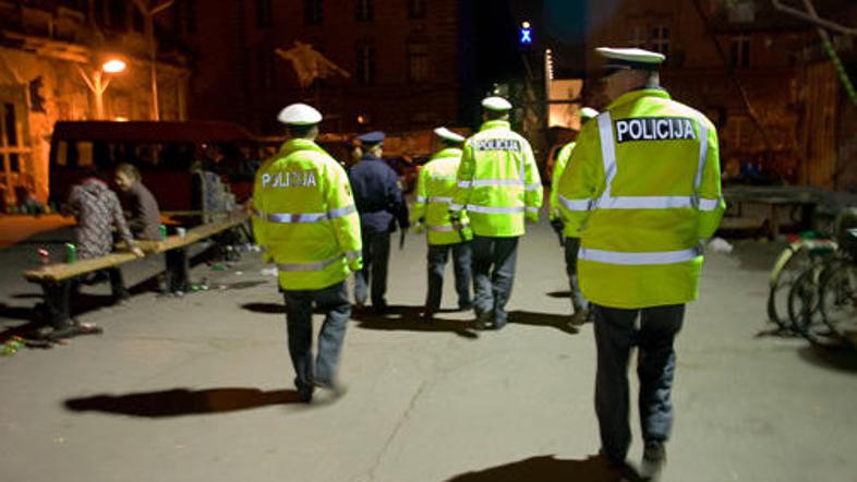 Približno petnajst policistov je prišlo na Metelkovo pred klub Gala Hala.