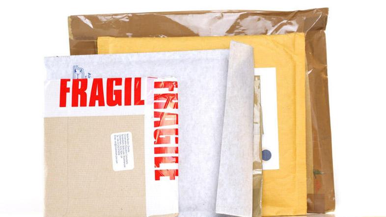 Za pošiljke, ki vsebujejo blago, vredno več kot 150 evrov, se zaračunajo še uvoz