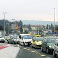 V novem krožišču so včeraj avtomobili nekaj po 14. uri stali v koloni, ki se sko