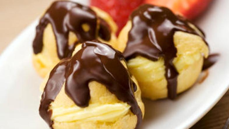 Princeske so še slajše, če jih namesto s sladkorjem oblijete s čokolado.