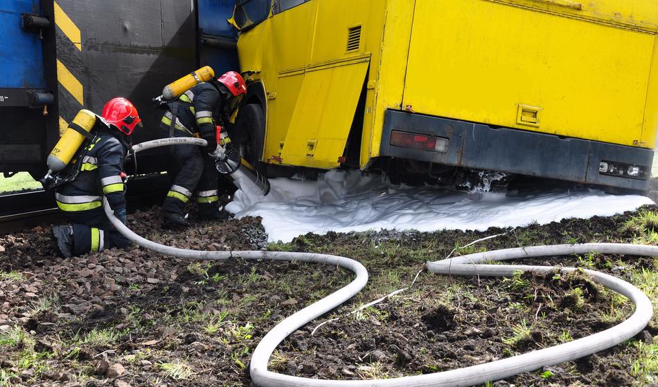 Avtobus zapeljal s ceste, umrlo več kot 40 ljudi