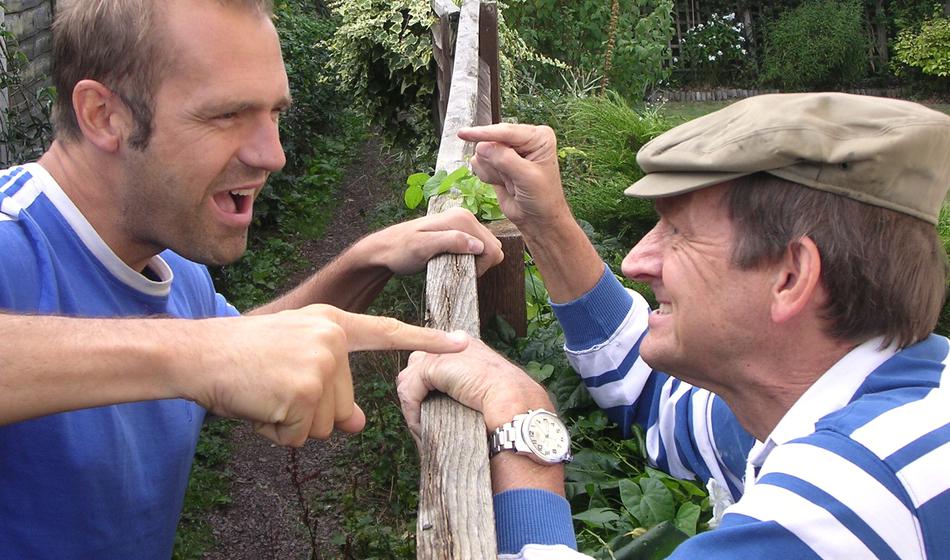 Soseda s kijem in sekiro obračunala zaradi meje, eden postal invalid