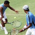 Maheš Bhupathi (desno) in Leander Paes (levo) do Pekinga najverjetneje ne bosta 