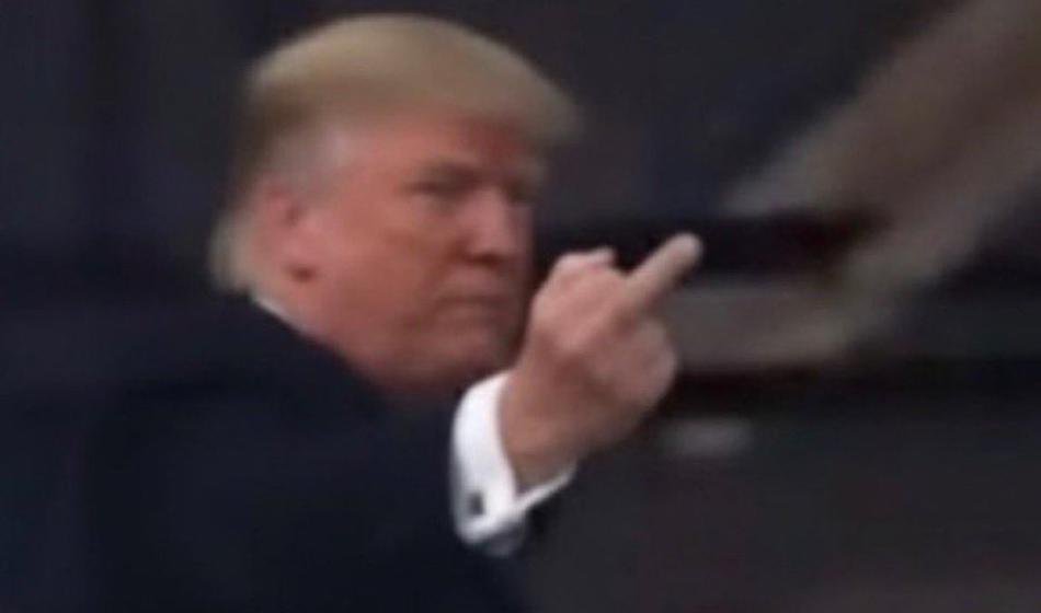 Video: Trumpu počil film, pred kamerami preklinjal in kazal sredinec