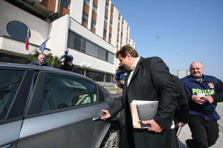 Takole je Srečko Prijatelj po zaslišanju vstopal v avtomobil, ki ga je čakal, da