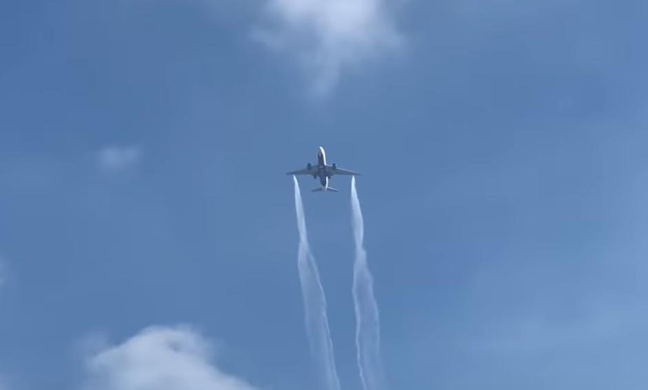 Letalo odvrglo gorivo | Avtor: 