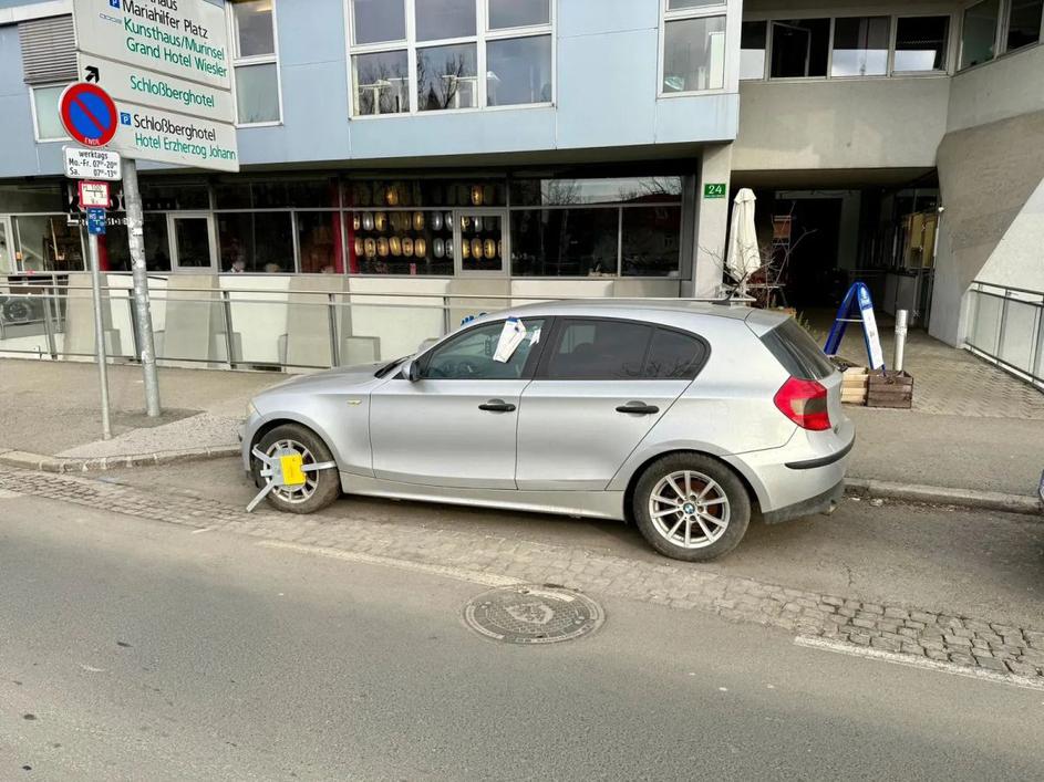 Napačno parkiran avto BMW serija 1