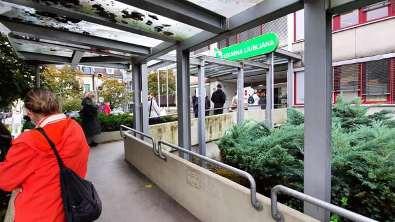 Covid-19, Slovenija, vrsta pred ZD na Metelkovi