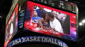 Kiss Cam ujel Michell in Baracka Obamo