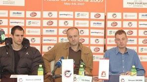 Domen Lorbek (skrajno levo) je bil najboljši strelec slovenske ekipe na tekmi pr