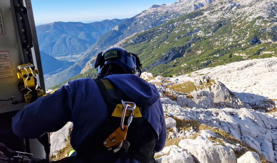 Skrivnostno izginila z otrokoma in štirimi psi, iščejo jo v slovenskih gorah