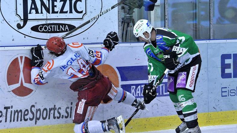 Zmaji so nesrečno izgubili, potem ko se je plošček odbil od drsalke vratarja Cha