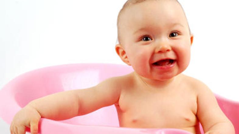 Čeprav zna otročiček že stabilno sedeti v kadi, ga morate med kopanjem ves čas n