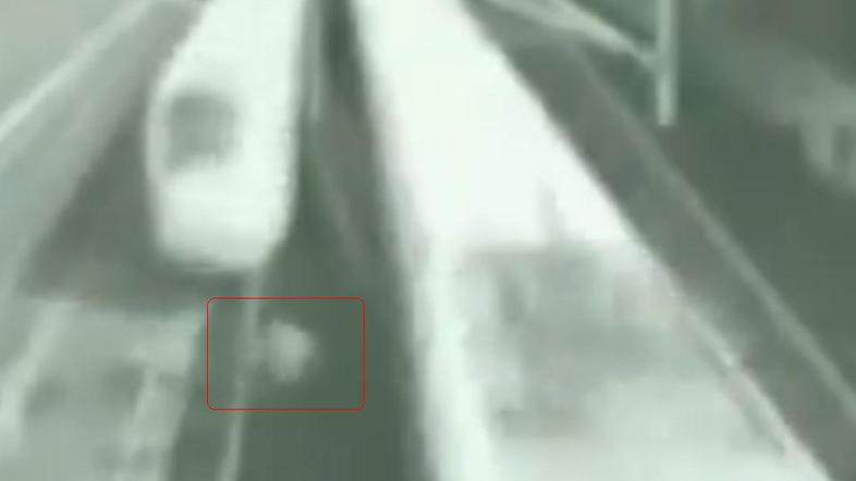 Kontrolor se za preživetje lahko zahvali le svojim refleksom. (Foto: Youtube)