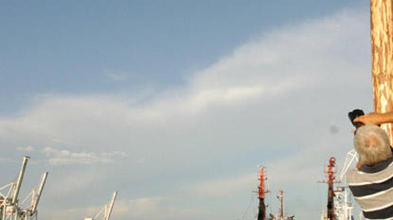 Prvi pogumni skakalci so preizkusili skakalno napravo v Kopru.