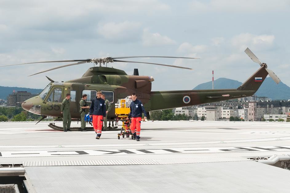 Helikopter SV na heliportu UKC Ljubljana