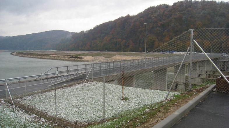 Po mostu smejo smejo voziti le vozila za potrebe gradbišča, a sem in tja po njem