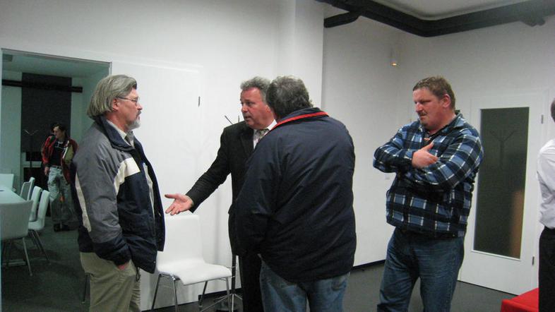 Predsednik KS Bizeljsko Franc Kelhar in nezadovoljni krajani so drug drugega pre