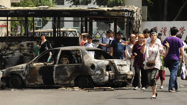 Več kot 800 ljudi naj bi bilo ranjenih v spopadih.