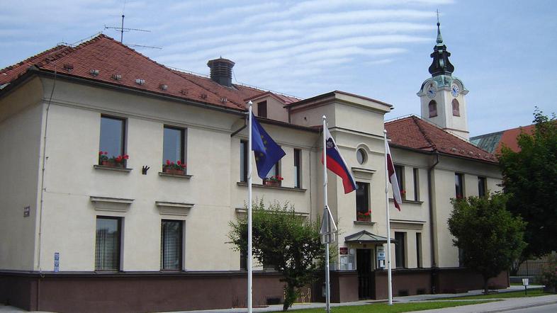 Župnija Šmartin Krajevni skupnosti Stražišče zaračunava najemnino za uporabo Šma