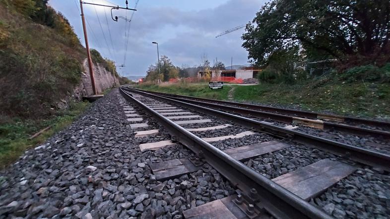 Tiri, železniška proga, železnica