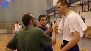 Ob prihodu v Lódž so se po prvem treningu slovenski košarkarji družili s sedmo s