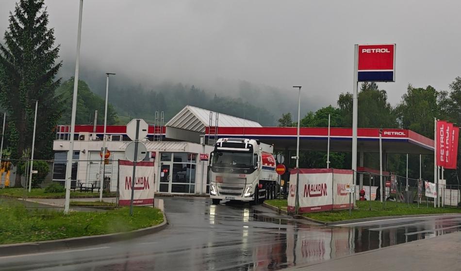 Zaradi pomanjkanja goriva je vlada posegla v pravila za voznike