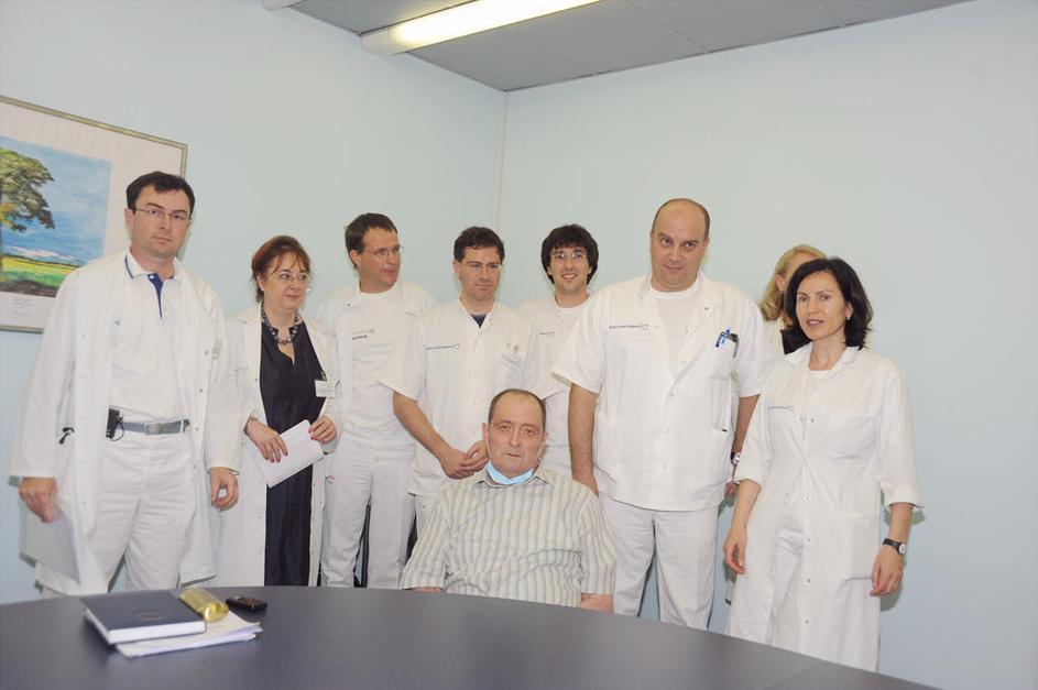 Na sliki del ekipe, ki je opravila poseg: doc. dr. Damjan Kovač, prof. dr. Mirta