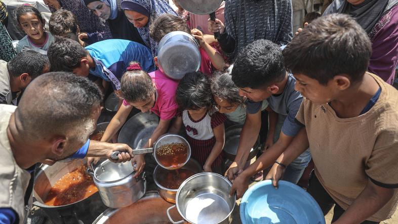 razdeljevanje hrane v Gazi otroci čakajo na hrano