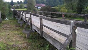Most je kot eden redkih v celoti lesenih na reki Krki vpisan v register nepremič