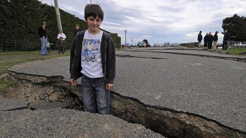 Ceste so po potresu popolnoma neprevozne. (Foto: EPA)