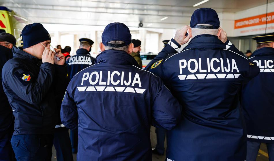 Ženska se je nenadoma zgrudila, na srečo sta na pomoč priskočila policista