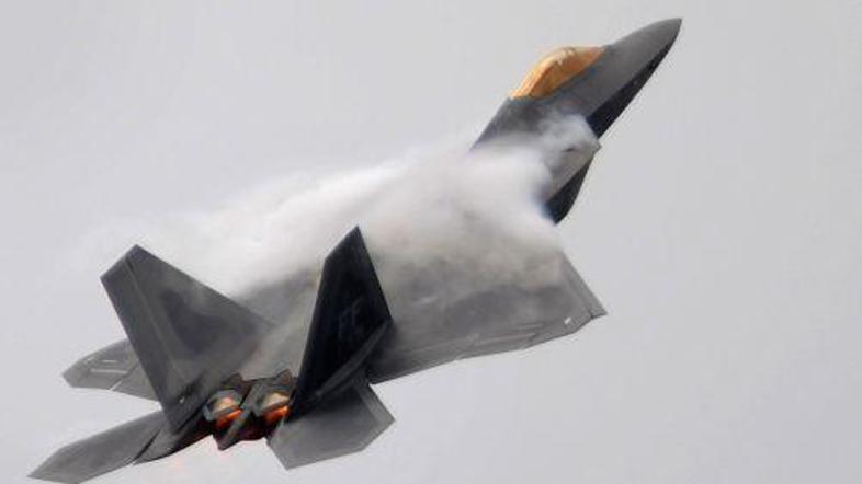 Raptor v elementu. Dobro je vidna nenavadna oblika brez pravih oblin, kar precej