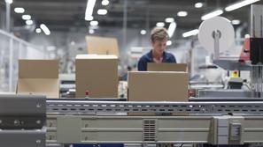 Delavka v tovarni, fotografija je simbolična