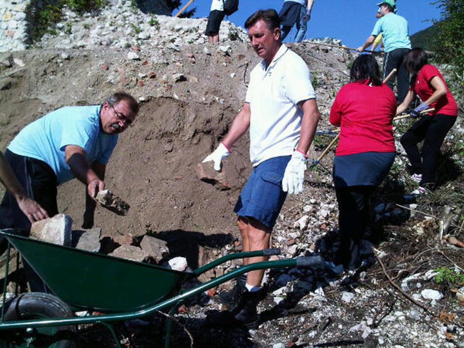 Borut Pahor pomaga pri obnovi gradu Žovnek pri Braslovčah