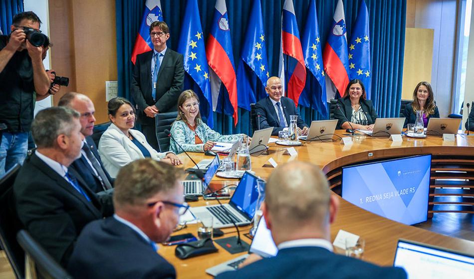 Bruselj pritisnil na Slovenijo, vlada Janeza Janše v odpravo