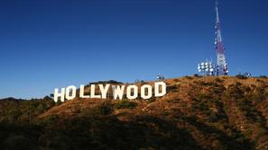 Znamenite bele črke so visoke petnajst metrov, celoten napis pa je dolg 60 metro