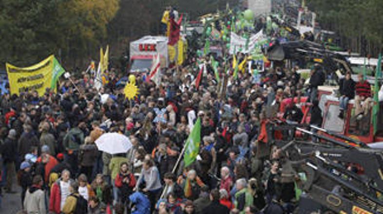 Po podatkih policije se je pri skladišču jedrskih odpadkov zbralo 14.500 protest