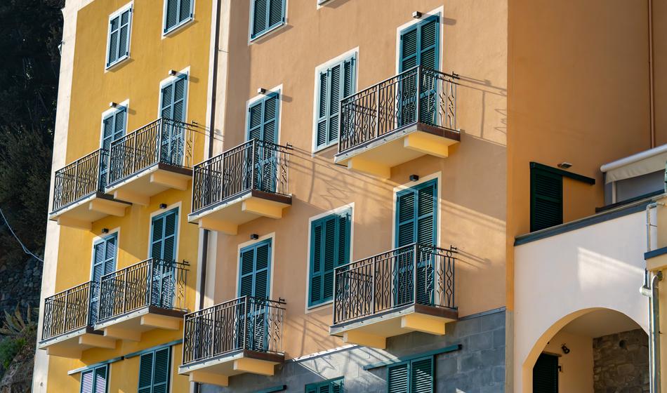 Mati je s tremi otroki skočila z balkona