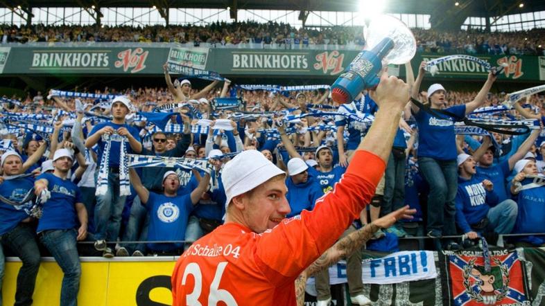 Unnerstall Borussia Dortmund Schalke 04 navijači megafon Bundesliga Nemčija liga
