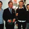 Leta 1998 se je skupina srečala s princem Charlesom. Cable je prvi z leve. (Foto