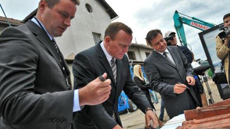 Csaba Toth, Tomaž Schara iz Slovenskih železnic in Zoran Janković (z leve) so se