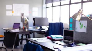 Pisarna brez delavcev z računalniki