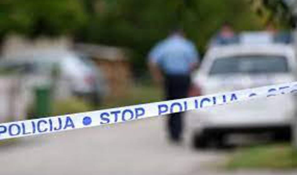 Tragedija v jutranjih urah: Na dvorišču našli dve trupli