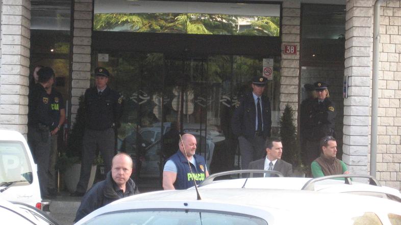 Policija in kriminalisti so zgodaj zjutraj vstopili v prostore Luke Koper.