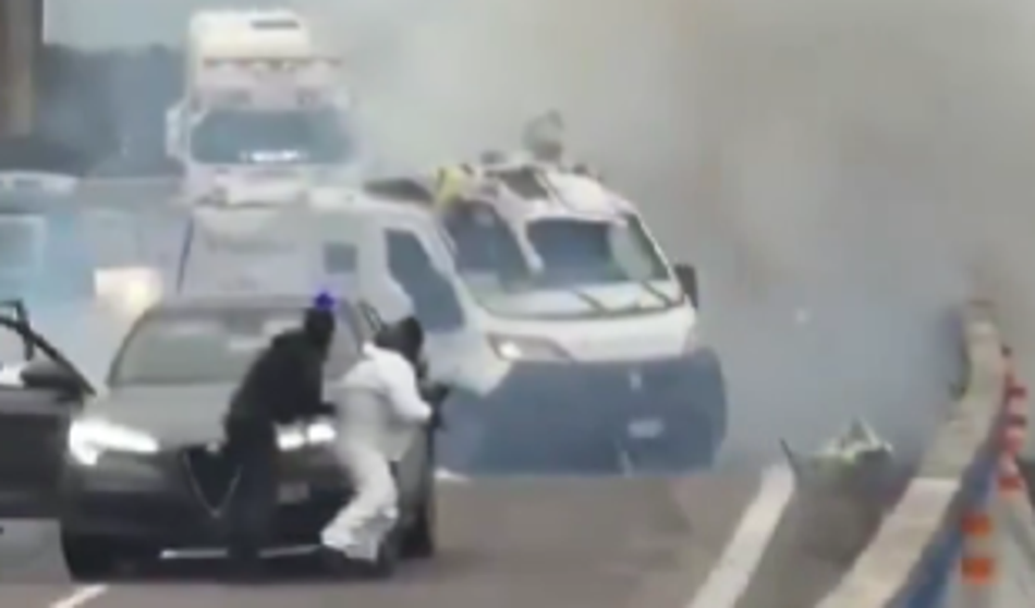 Video: Filmski rop sredi avtoceste, z eksplozijo ustavili vozilo za prevoz denarja