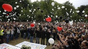 V spomin na žrtve Parade ljubezni so danes v Duisburgu spustili 511 belih in 21 