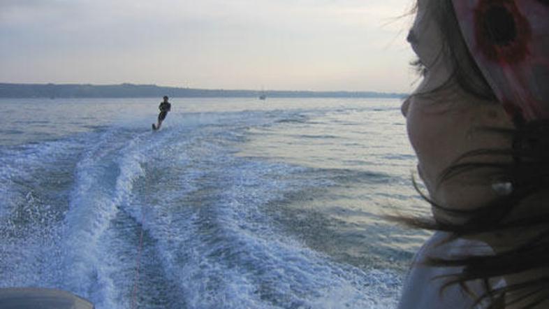 Če želite razveseliti zagnanega smučarja, se boste morale naučiti čolnarskega ma